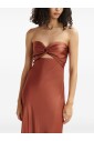 robe-marron-avec-details-sur-la-poitrine