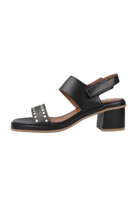 elegantes-sandales-a-talons-hauts