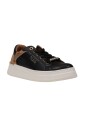 chaussures-noires-a-lacets-en-caoutchouc