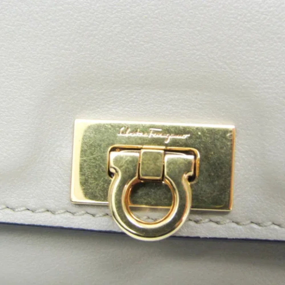 Salvatore Ferragamo Pre-owned Leather shoulder-bags Beige Dames