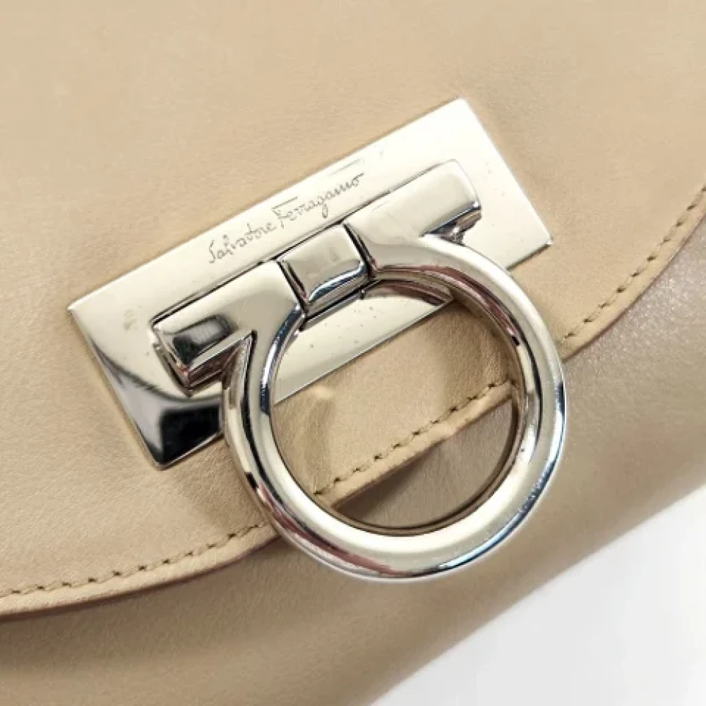 Salvatore Ferragamo Pre-owned Leather shoulder-bags Beige Dames