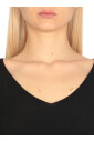 pull-noir-a-col-en-v-avec-decoupes