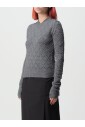 pull-noir-en-tricot-texture-a-col-en-v