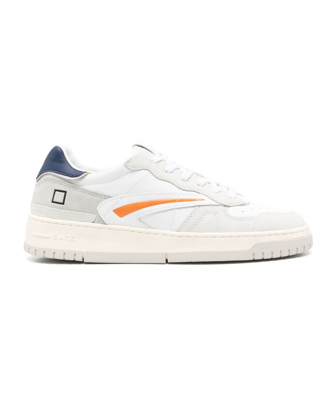baskets-blanches-avec-bout-perfore