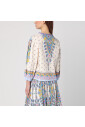 haut-col-en-v-dans-un-style-tendance