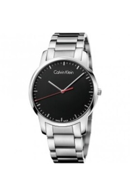 moderne-quartz-ur-med-sort-urskive-og-solvfarvet-stallaenke