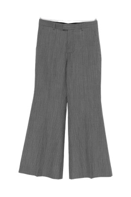 pantalon-gris-plis-presses