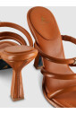sandales-en-cuir-cloutees