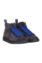 chaussures-grises-a-lacets-style-decontracte