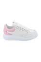witte-sneakers-met-oversized-rubberen-zool