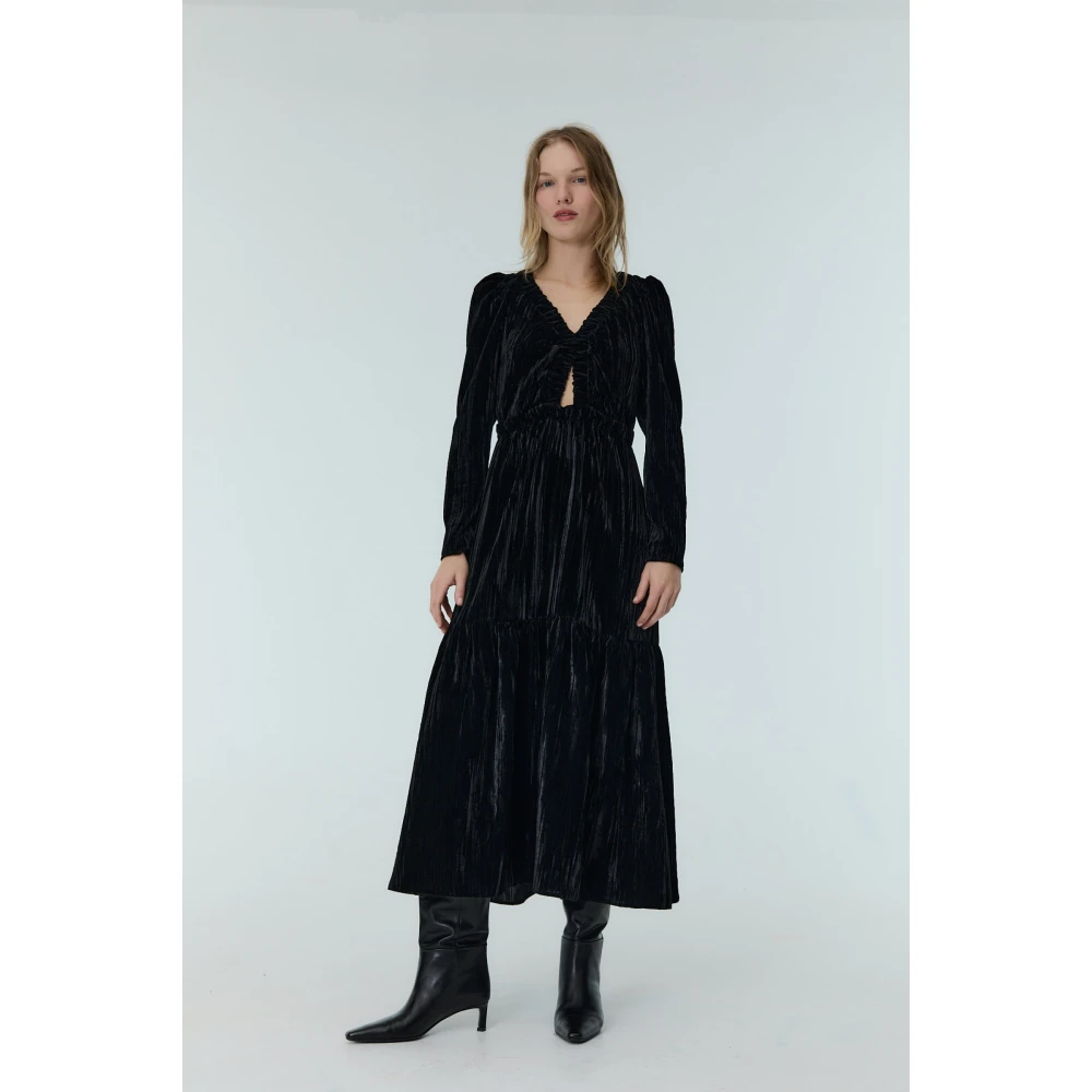 The New Society Zwart Velours V-Hals Jurk Black Dames