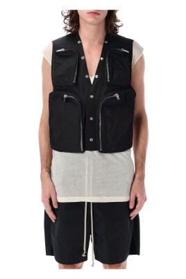 black-cargo-vest-with-bauhaus-pockets