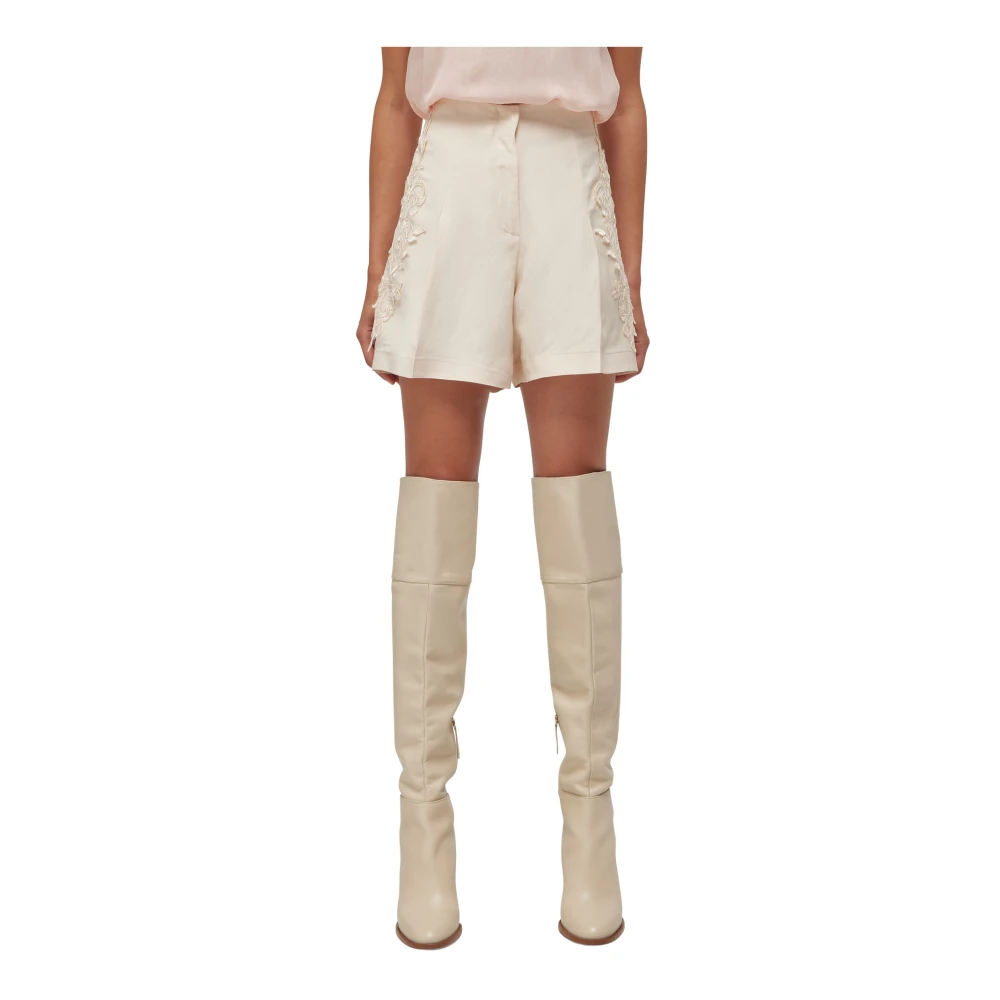 Blugirl Vrouw Beige Korte Broeken Dames, Xs, Leer, Floral Embroidered Shorts