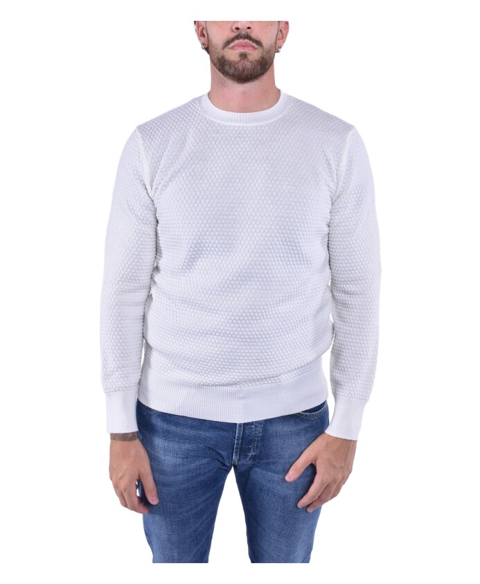 pull-en-laine-avec-pois