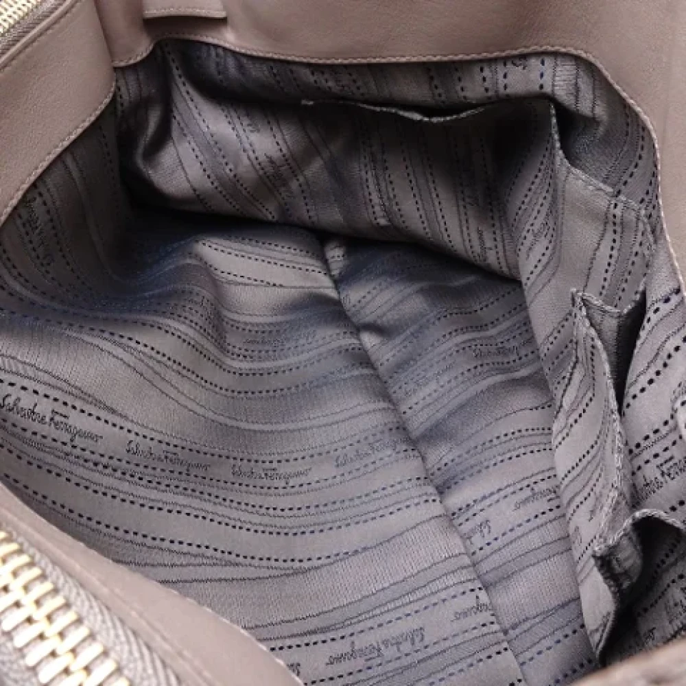 Salvatore Ferragamo Pre-owned Leather handbags Gray Dames