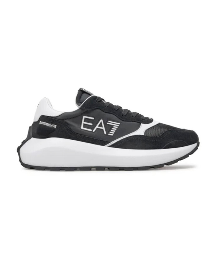 black-sneakers-with-reinforced-heel