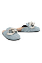 mules-en-daim-elegantes-avec-chaine-decorative
