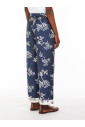pantalon-en-soie-bleue-a-motif-imprime