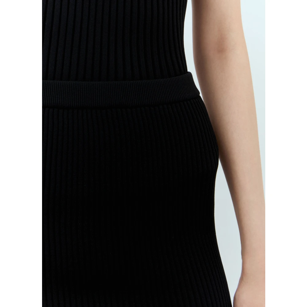Issey Miyake Naadloze Gebreide Midi Rok Black Dames