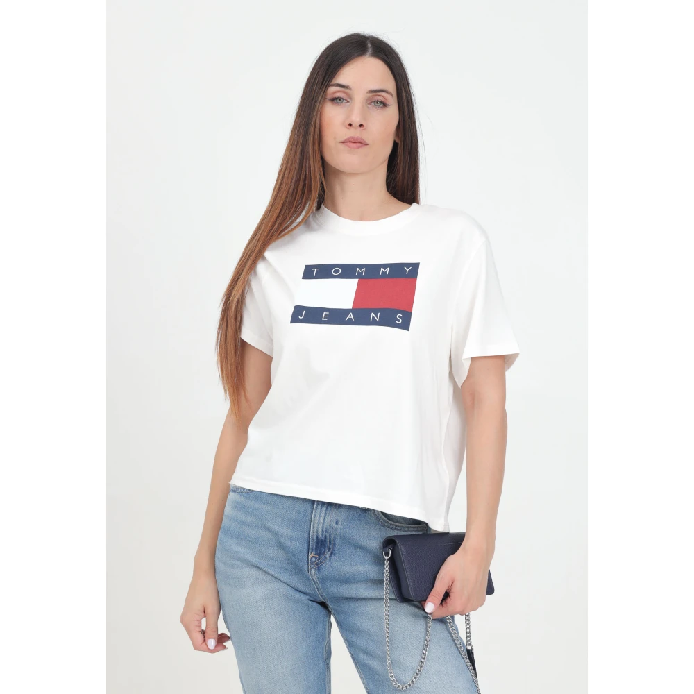 Tommy Jeans Witte Streetwear T-shirt met Vlag Badge White Dames