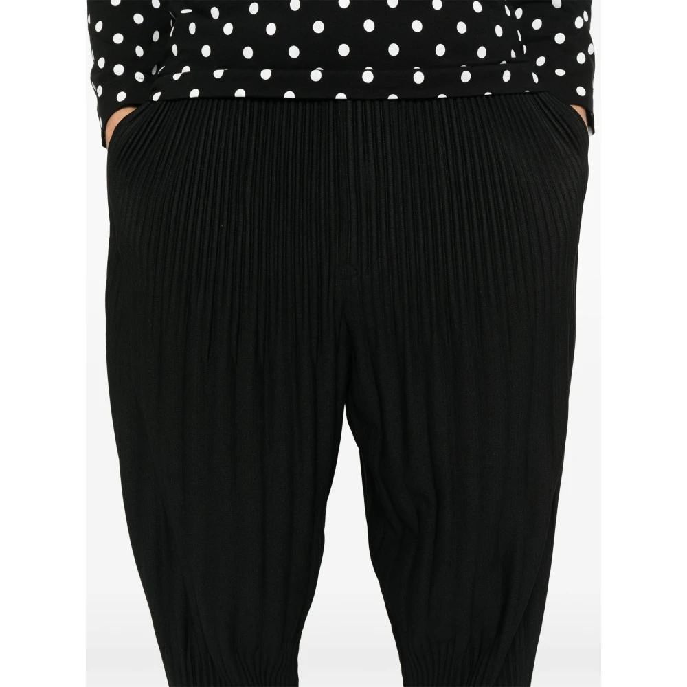 Issey Miyake Zwarte Plissé Tapered Broek Black Heren
