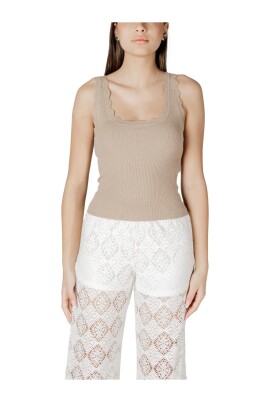 haut-beige-sans-manches-a-encolure-carree