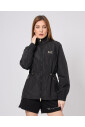 manteau-technique-noir-avec-details-dores