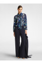 blouse-a-fleurs-avec-echarpe-au-col
