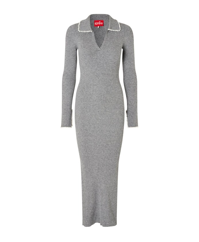 robe-tricotee-avec-col-en-v-et-collier-de-perles