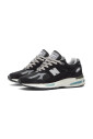 sneakers-noires-fabriquees-en-angleterre