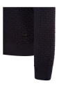 pull-en-tricot-bleu-avec-motif-texture