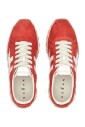 baskets-en-daim-rouge-avec-detail-h