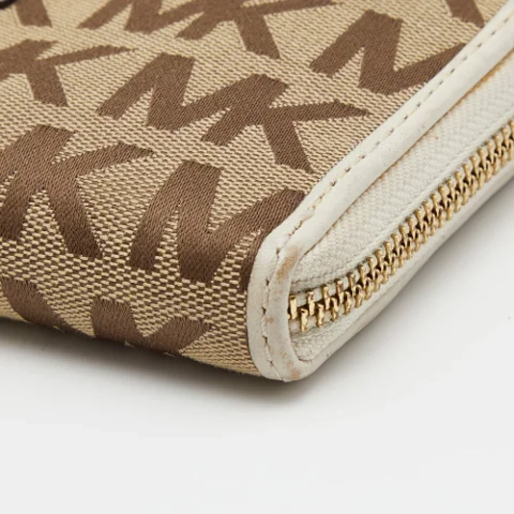 Michael Kors Pre-owned Canvas wallets Beige Dames