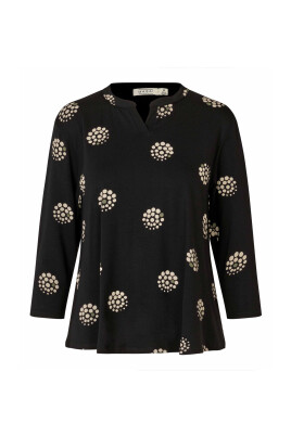 black-top-and-t-shirt-with-smart-print