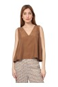 bruine-mouwloze-top-met-v-hals