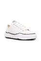 sneakers-blanches-en-toile-avec-embout-en-caoutchouc