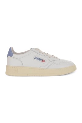sneakers-en-cuir-blanc-avec-details-bleus