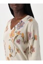 pull-en-tricot-a-fleurs-col-en-v