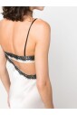 robe-longue-en-satin-blanc-avec-bordure-en-dentelle
