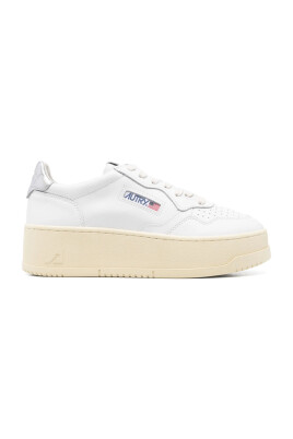 baskets-blanches-avec-details-perfores