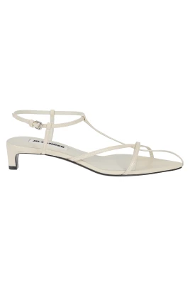 Sandaler med spetsig tå och remmar
