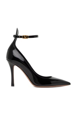 patent-leather-pumps-with-logo-closure