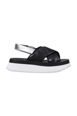 sandales-avec-bride-croisee-et-bride-arriere-ajustable