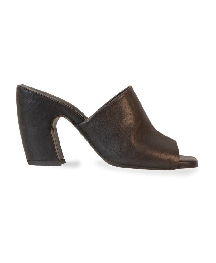 mules-a-talons-hauts-et-bout-carre
