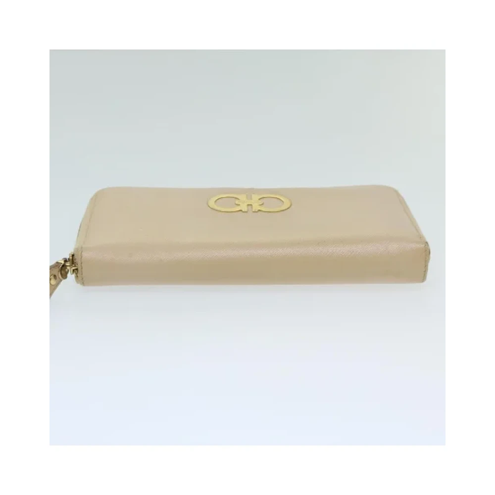 Salvatore Ferragamo Pre-owned Leather wallets Beige Dames