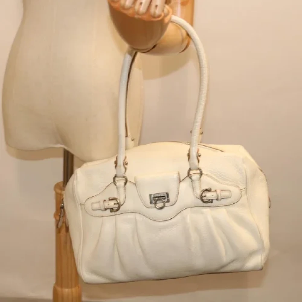 Salvatore Ferragamo Pre-owned Leather shoulder-bags Beige Dames