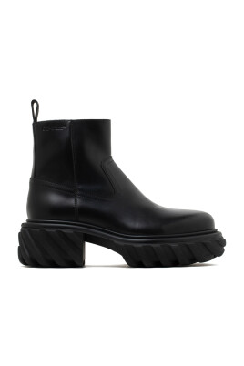 bottes-en-cuir-noir-dexploration-motorisee