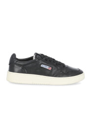 Schwarze Ledersneaker mit erhöhter Sohle