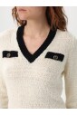 pull-en-tricot-col-en-v-blanc