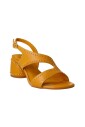 sandales-en-cuir-jaune-avec-clous-dores